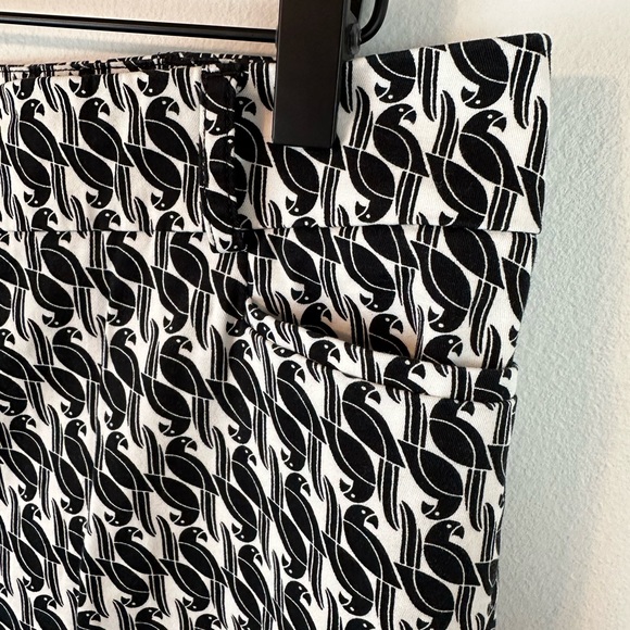 TALBOTS Petites Black White Parrot Print Capris | Size 10P - Picture 4 of 10
